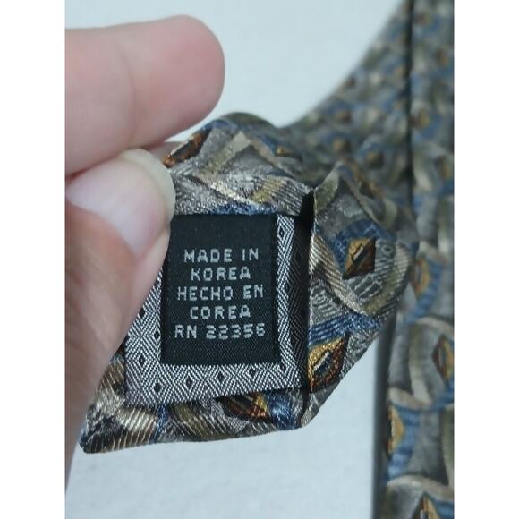 Preswick & Moore 100% Imported Silk Taupe/Gray Geometric Pattern Tie - Picture 3 of 8